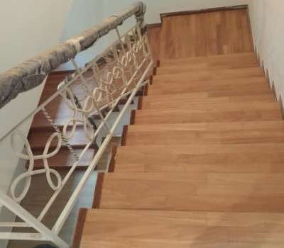 Rivestimento scala con stesso parquet del piano nobile